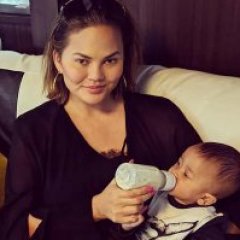 Chrissy Teigen's Response to Annoying Parent-Shamer is Epic Chrissy Teigen's Response to Annoying Parent-Shamer is Epic