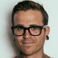 Singer Calls Out 'Fan' Wearing Trump Shirt, Starts Twitter War Singer Calls Out 'Fan' Wearing Trump Shirt, Starts Twitter War