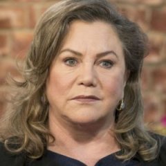 Kathleen Turner Reveals How the Cast of 'Friends' Treated Her Kathleen Turner Reveals How the Cast of 'Friends' Treated Her