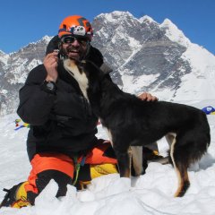 Stray Dog Joins Climbers on Dangerous Trek to Himalayan Peak Stray Dog Joins Climbers on Dangerous Trek to Himalayan Peak