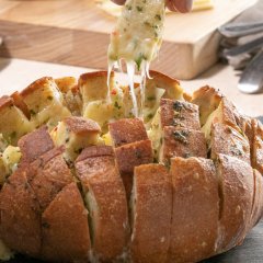 Try to Stop Yourself from Eating This Whole Cheesy Garlic Bread Try to Stop Yourself from Eating This Whole Cheesy Garlic Bread