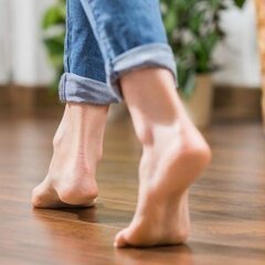 Los sorprendentes efectos de no usar zapatos en casa