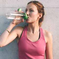 ¿Realmente necesitas beber un galón entero de agua al día?