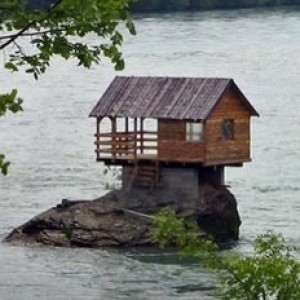 The Tiny House That's In The Middle of a River - ZergNet