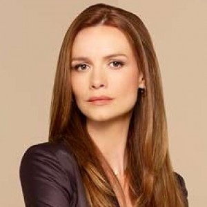 Saffron Burrows Cast As Agent Victoria Hand - ZergNet