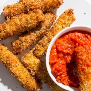 Cheesy, Crunchy and Delicious Mozzarella Sticks - ZergNet