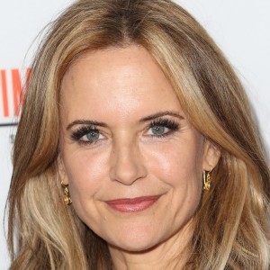 Kelly Preston is Unrecognizable at the 2016 Emmy Awards