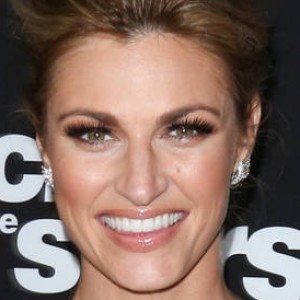 Erin Andrews Shows Off Her Giant Engagement Ring - ZergNet