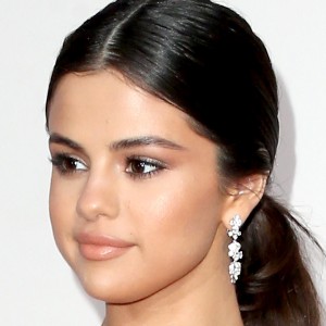 Step Inside Selena Gomez's $3 Million Resort-Style Mansion - ZergNet