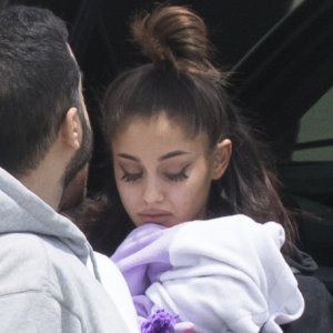 Devastated Ariana Grande Returns to US After Bombing - ZergNet