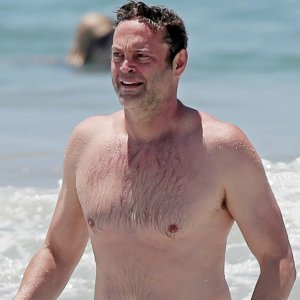 9 Celebrities Who Have the Best Dad Bods in Hollywood - ZergNet