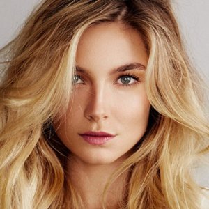 Victoria&rsquo;s Secret Model Makes a Surprising Reveal - ZergNet