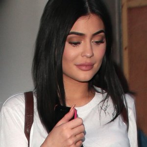 Kylie Jenner Sued for Copying British Artist’s Signature Look - ZergNet