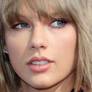 The Truth Behind the Taylor Swift Groping Scandal - ZergNet