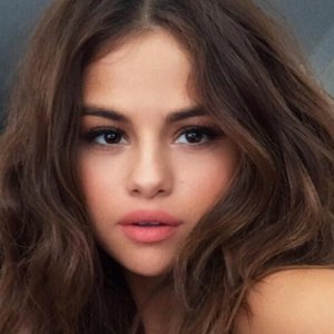 Selena Gomez Goes Completely Bare-Faced on Her Latest Mag Cover