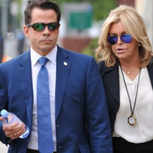 Anthony Scaramucci and Estranged Wife Arrive at Divorce Hearing - ZergNet