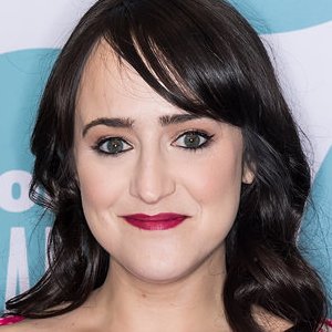 Why Mara Wilson Says She Regrets Coming Out As Bi After Shooting - ZergNet