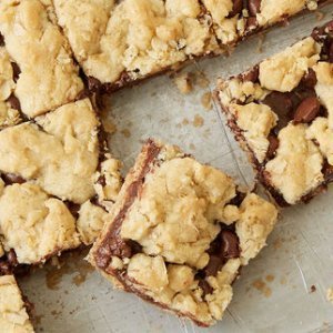 5-Ingredient Fudge Crumble Bars