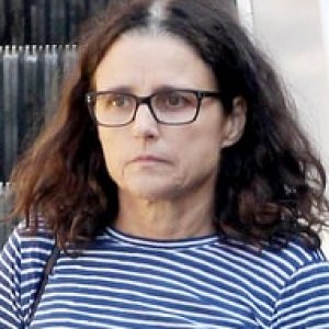 Julia Louis-Dreyfus Steps Out for First Time Since Cancer News