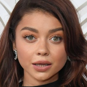 Sarah Hyland Gets Slammed for Racy Selfie - ZergNet