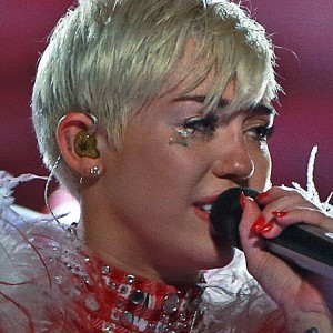Miley Cyrus Can’t Stop Crying During VMA Backstage Interview