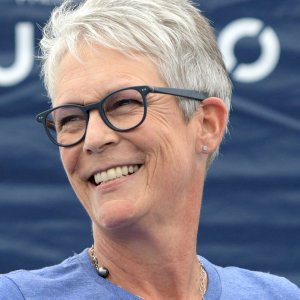 Jamie Lee Curtis is Unrecognizable With Long Hair - ZergNet
