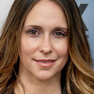 Jennifer Love Hewitt Apologizes for Red Carpet Photos