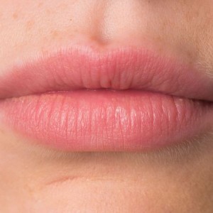 A Shockingly Effective Way to Keep Lips Smooth This Season - ZergNet