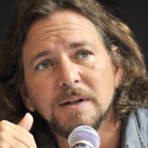 Eddie Vedder Lives Up to a Fan Promise He Made in 1992 - ZergNet