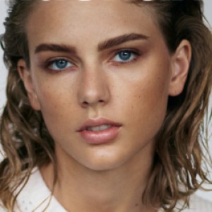 Taylor Swift Looks Unrecognizable With Bold Brows