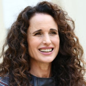 Older Actresses Who Are Still Stunning - ZergNet