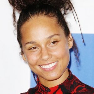 Here's Why Alicia Keys Really Stopped Wearing Makeup - ZergNet