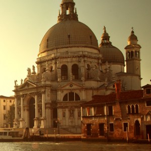 The Grandest Hotel Entrances in the World - ZergNet : A incredible picture depicting an gorgeous view. Its colors are just bold and blend perfectly. Its arrangement is wonderful, and its details are also very sharp.