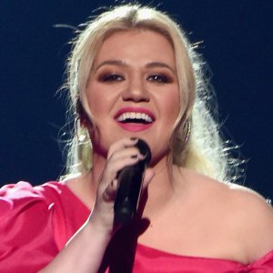 Kelly Clarkson Gets Appendix Out Hours After Hosting Awards Show