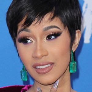 Cardi B Suffered An Unfortunate Wardrobe Malfunction Onstage - ZergNet