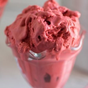 How to Make Delicious Red Velvet Ice Cream - ZergNet