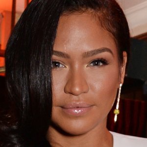 Cassie Shares First Pic of Newborn Daughter's Face - ZergNet