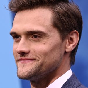 'The Flash’ Fires Actor Hartley Sawyer Due to Racist Tweets - ZergNet