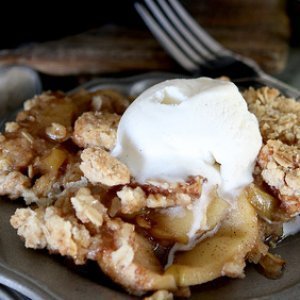 Cast-Iron Apple Cinnamon Crumble