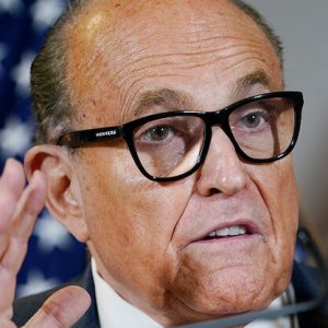 Rudy Giuliani's Hair Dye Disaster Is Turning Heads - ZergNet