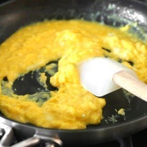 Why You Should Absolutely Never Add Milk To Your Scrambled Eggs - ZergNet