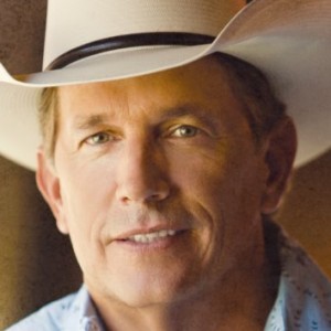 George Strait Makes History - ZergNet