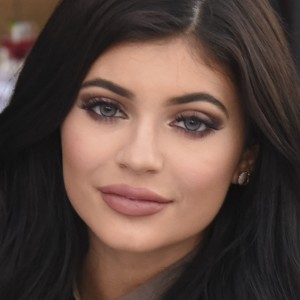 Kylie Jenner's Face Has Changed Drastically Over The Past Month - ZergNet