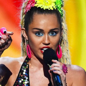 Miley Cyrus & Nicki Minaj Took Their Beef to the VMA Stage - ZergNet