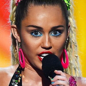 Miley Cyrus & Nicki Minaj Took Their Beef to the VMA Stage - ZergNet