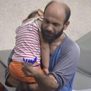 Refugee Dad Receives $170,000 in Donations After This Picture