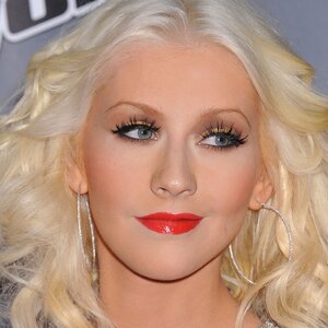 Christina Aguilera's Bold New Look Captures Some Major Attention - ZergNet