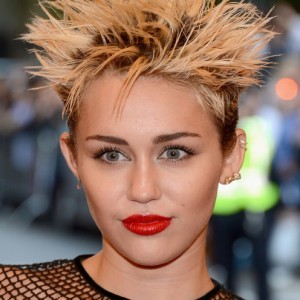 Miley Cyrus Threatens Her Father on Twitter