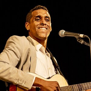 Singer Dead At 41 After Collapsing On Stage During A Paris Show