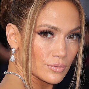 Jennifer Lopez Absolutely Stuns In Gorgeous Barbie Pink Gown - ZergNet